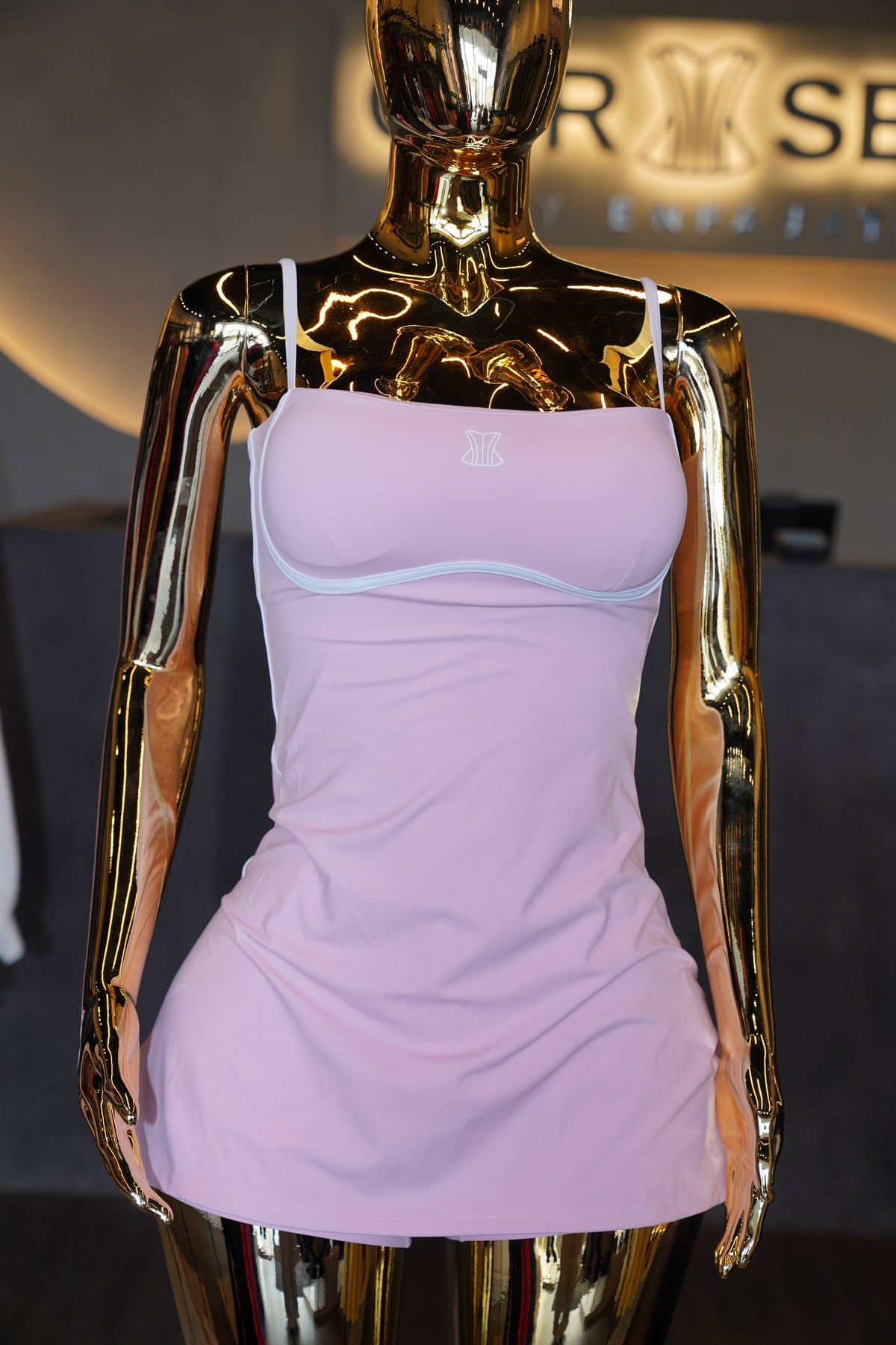 Traje rosa