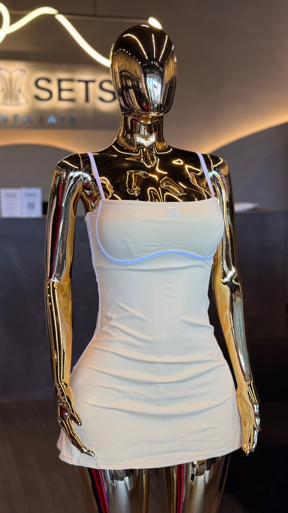 Traje amarillo