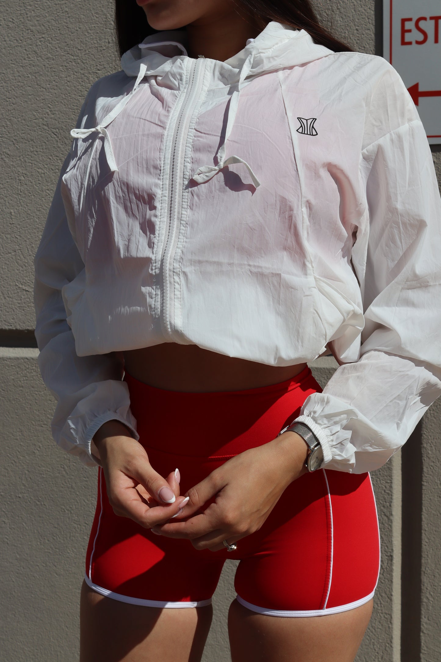 Abrigo impermeable blanco y negro