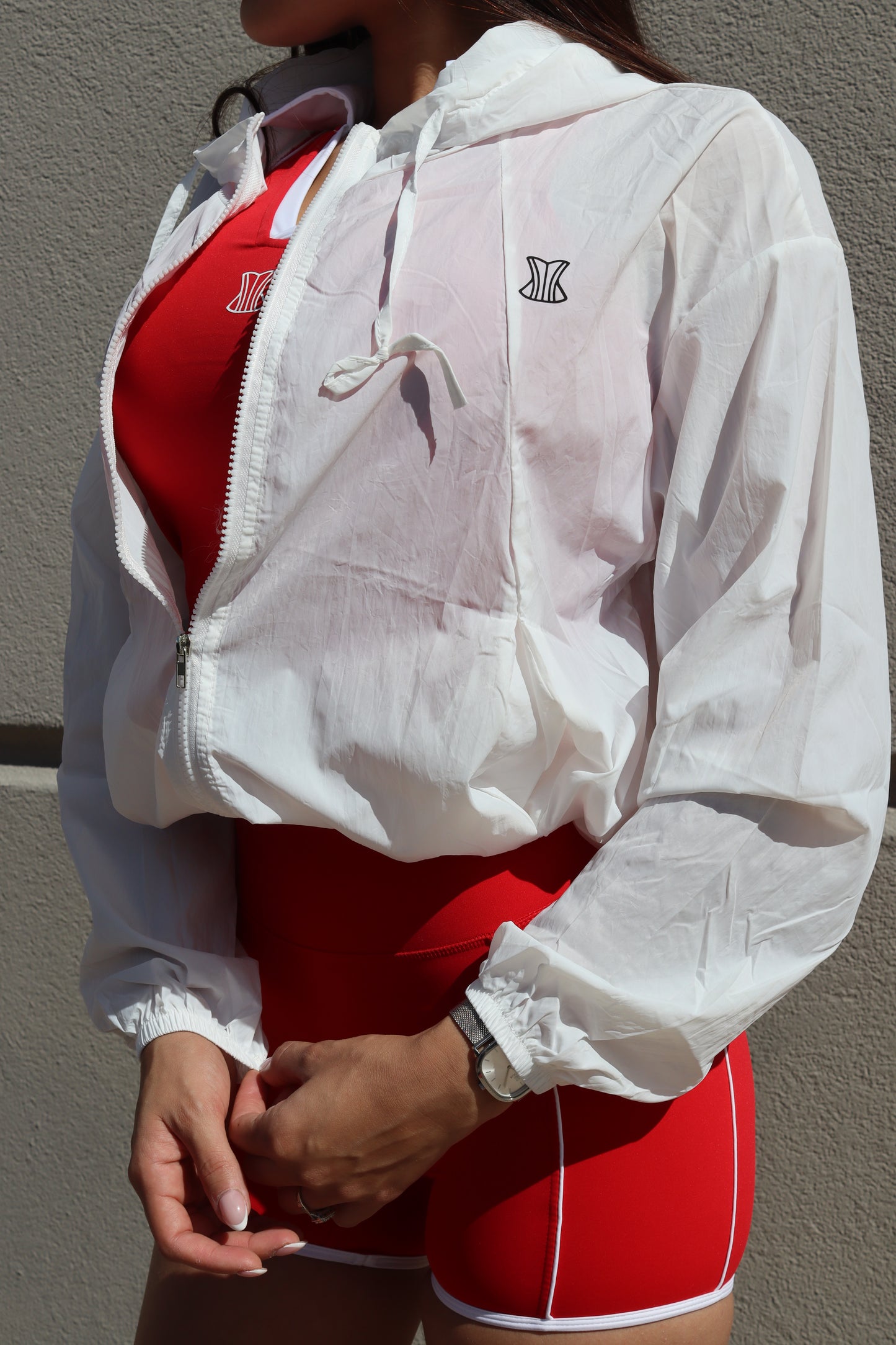 Abrigo impermeable blanco y negro